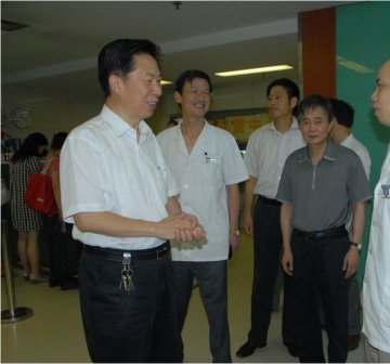 校领导高温慰问附属医院医护员工