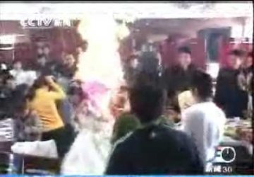 新郎新娘婚礼上被喷射彩带烧伤图