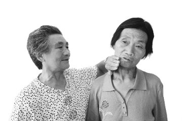 姐妹失散72年后偶遇相认
