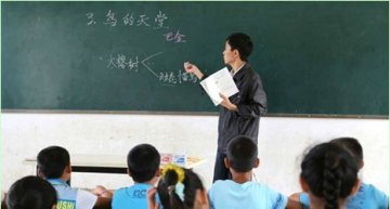 最美老师身患肝癌，学生挥泪送老师赴京治疗