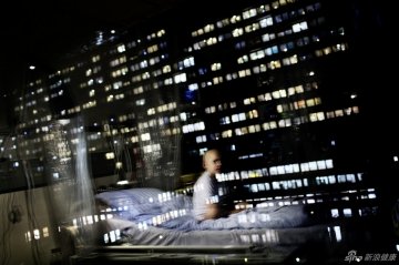 2.Vibe坐在医院的病床上