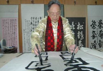 92岁老人身怀绝技左右手同写正反字