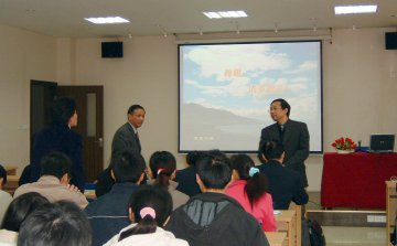重庆中医药研究院院长钟国跃教授应邀来我校讲学