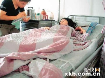 孕妇胎落厕所称医生不理 记者采访遭院方殴打