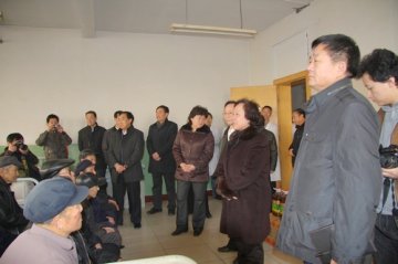 曹莉莉厅长一行在省荣复军人第一医院慰问荣军疗养病员、离退休干部和困难职工