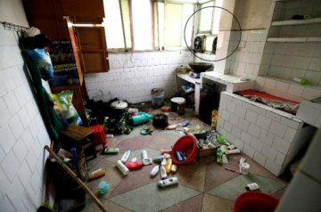 男子逃离传销窝点时被卡屋顶瓦堆6小时获救
