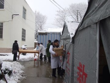 安庆一院展开地震医疗救援 在震中建医疗救治点