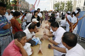 肿瘤医院开展“庆奥运健康行”义诊