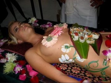 探秘日本女体盛：处女才能激发食欲