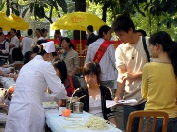 挽起袖子，奉献爱心--中山医学院团学组织举行义务献血服务
