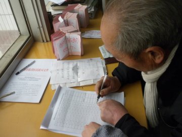 临渭区民政局加班加点集中发放医疗救助和临时救助金