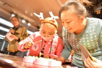 白血病患儿与志愿者一起做游戏