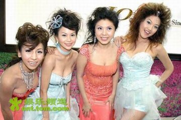 爆乳新娘 性感女F4穿高雅婚纱仍胸霸洞房