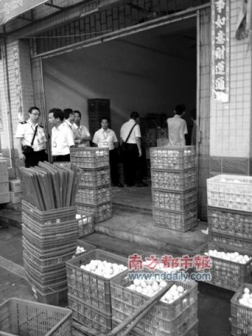 广东东莞黑作坊用工业假盐腌咸蛋