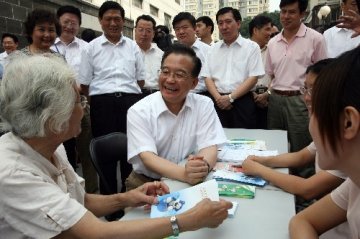 温家宝到北京社区考察城镇居民基本医疗保险工作