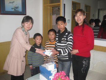 开封市红十字会为儿童村孩子发放防流感药品