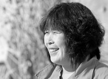 女子无偿照顾孤独废疾老人和孩子10年