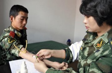 高原医疗队来到红其拉甫前哨班
