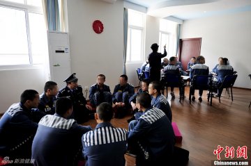 7、民警在为服刑人员进行心理疏导