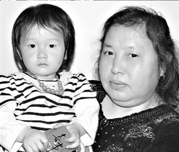 单身母亲乞讨为两岁养女攒钱治病