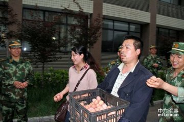 救灾现场：芦山一家人煮数千枚鸡蛋送给子弟兵