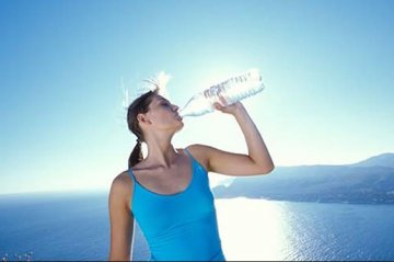 世界水日策划：喝水不当也致癌
