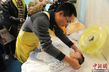 李大斌正在对婴儿进行抚触实习