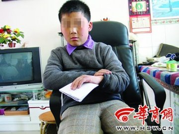 女教师用铁教鞭打断小学生手掌骨