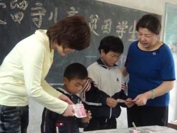 黄山三院结对帮扶留守儿童贫困学生 签下承诺书