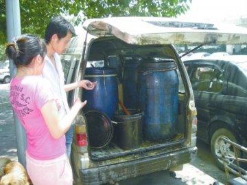 两人掏地沟油贩卖被行政拘留3天