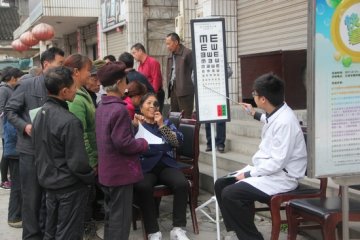 凤凰县民政局会同天津眼科医院开展义诊活动
