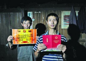 贫困少年与父亲挖草药筹大学学费