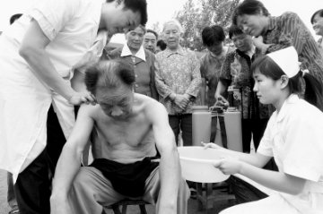 喷药防中毒 村民学自救