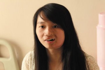 妙龄女子患怪病成“半脸女孩” 梦想当医生