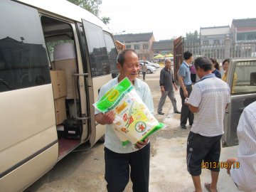 市食品药品监督管理局领导在国庆中秋节前夕走访慰问结对帮扶村困难户
