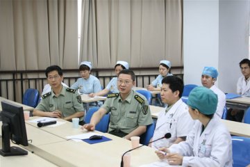 大坪医院集全院所之力 救治“断腿硬汉”