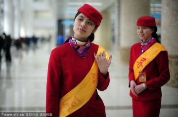 重庆新桥医院的前台导医护士服类似空乘小姐