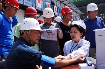 邯郸二院为农民工送医送药送健康