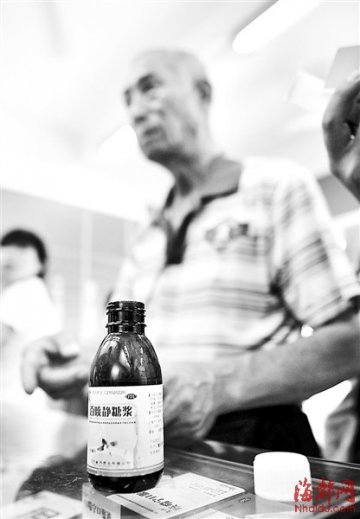 福州依伯买止咳糖浆味道怪 药店：要戳个口