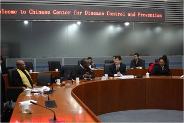非国大一行17人访问我中心