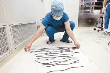 男子被13根钢筋横穿身体 经4小时抢救脱险