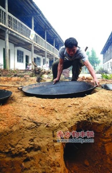中学食堂饭菜达不到营养需求 校长带头埋锅造饭