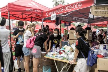 志愿者在天津泰达医院门口提供无偿帮助