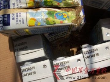 雀巢牛奶被曝内包装破损现黑色虫子尸体