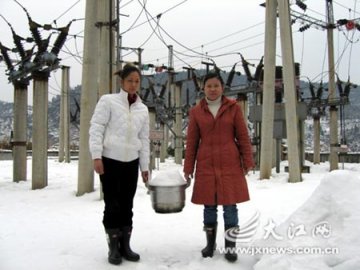 供电公司女工喝雪水吃稀粥熬过14天
