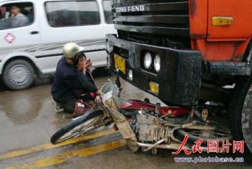 救护车驶过车祸现场 司机熟视无睹