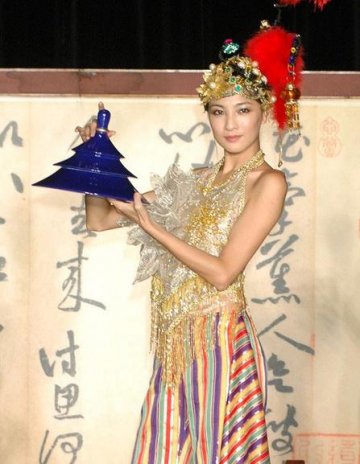 陈思璇华服上阵玉背全露 透视裙春光乍现