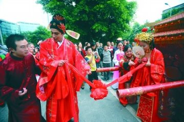 小猫拨弄键盘发出交友邮件促成跨国婚姻