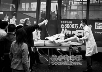 女子被压在公交车后轮下42分钟