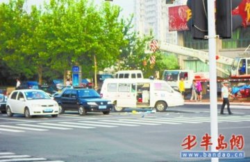 救护车闯红灯引发车祸 病人昏迷中被甩出
